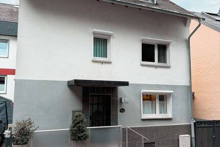 Charmantes und gepflegtes 1-2 Familienhaus in toller Lage 8 zimmer