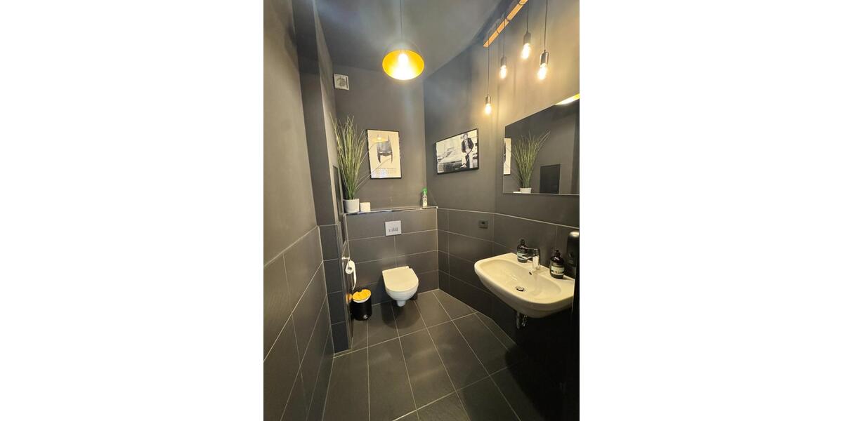 Gewerbefläche mit Büro, Sanitärbereich & großem eingezäuntem Hof zimmer