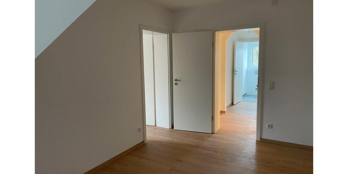 Erstbezug nach Sanierung - Großzügige 4-Zimmer-Wohnung DG 4 zimmer