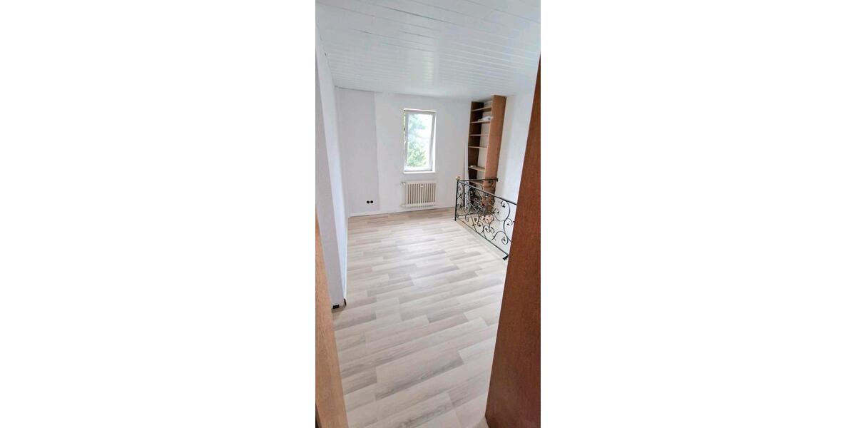 Gepflegtes Einfamilienhaus, mit großem Garten und Stellplatz 5 zimmer