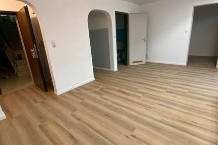 Helle frisch renovierte 2,5 ZKB Wohnung zu vermieten zimmer