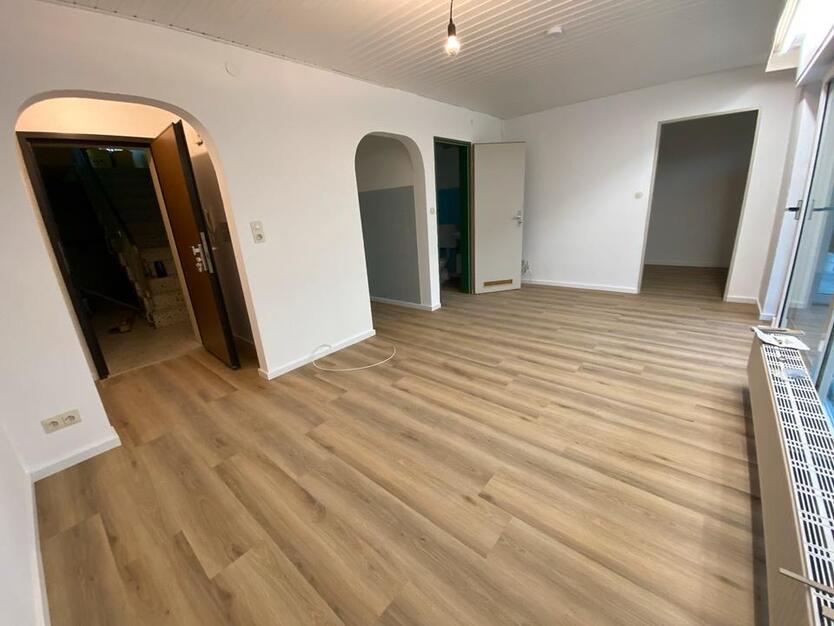 Helle frisch renovierte 2,5 ZKB Wohnung zu vermieten zimmer