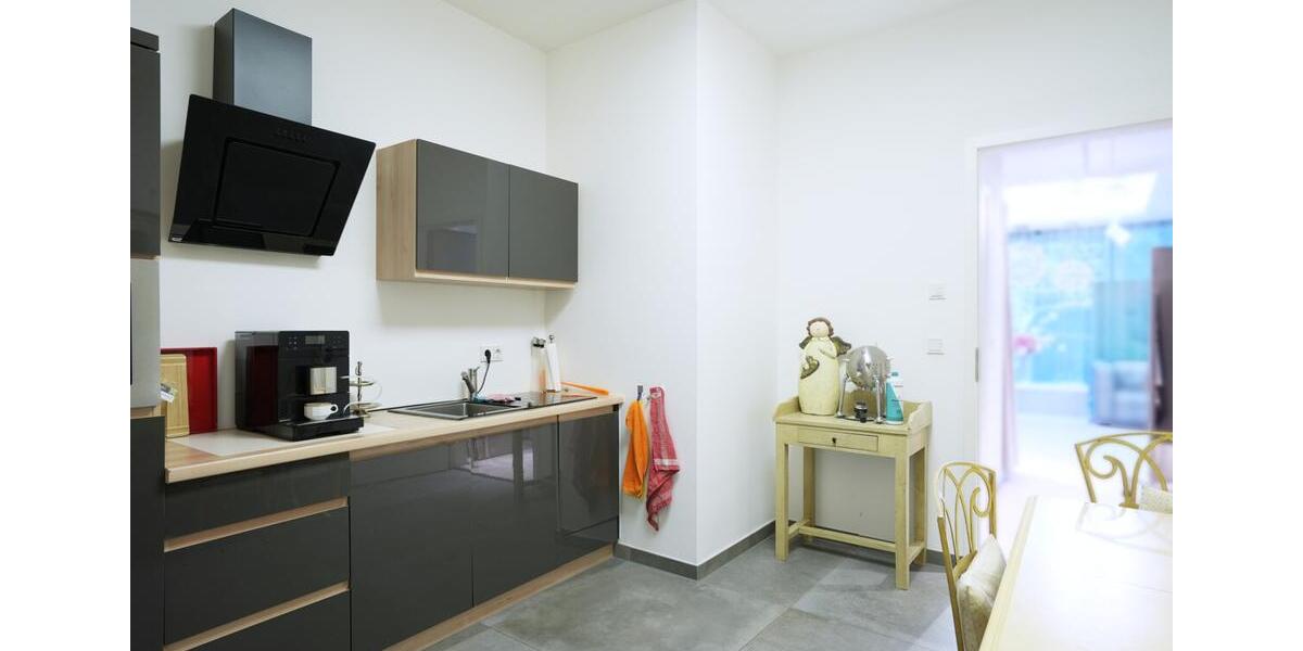 Vielseitig nutzbare Laden-Bürofläche mit großer Fensterfront und Parkplatz zimmer